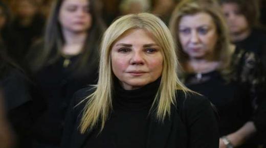 إنهيار ندى بسيوني في جنازة المخرج سمير سيف