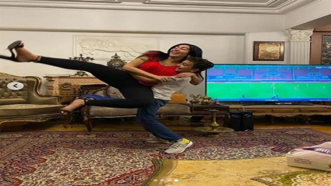 بالاحضان.. مريهان حسين تحتفل بعيد ميلادها مع شقيقتها