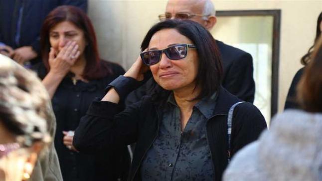 انهيار الفنانين في جنازة المخرج الراحل سمير سيف