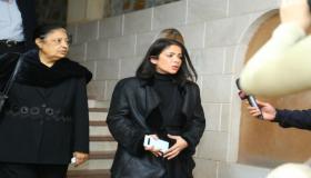 منى زكي أول الحاضرين في عزاء المخرج سمير سيف