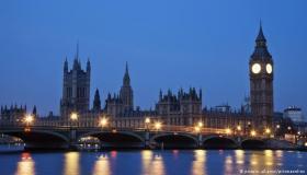 تقارير عن استغلال رئيس الحكومة البريطانية لنتائج الانتخابات في انتزاع اتفاق تجاري مع أوروبا