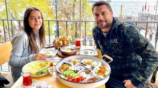 صورة.. أحمد حسن برفقة ابنته في أحد المطاعم