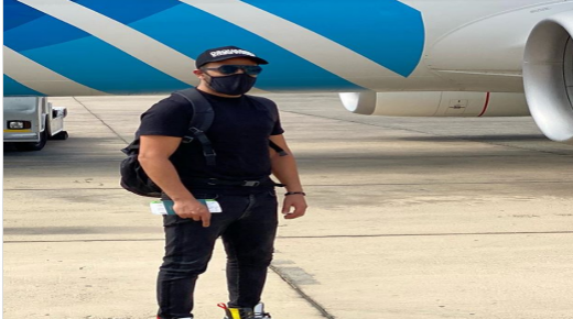 تامر عاشور ينشر صورة لها مرتديًا كمامة: صباح الفل