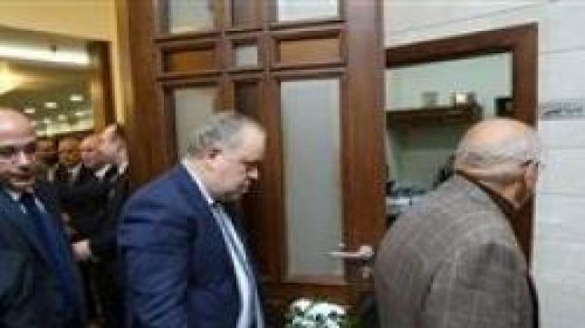 أشرف زكي في عزاء المخرج الراحل سمير سيف