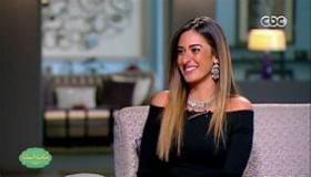 أمينة خليل تكشف إنجذابها لخطيبها: بيفكر خارج الصندوق