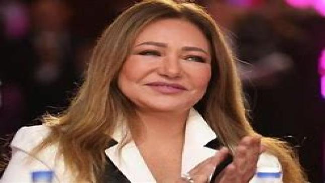 ليلى علوي توعي السيدات من سرطان الثدي: الكشف المبكر بيسهل العلاج