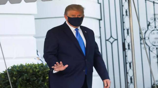ترامب يخرج لإلقاء التحية على الأنصار وإنتقادات بالجملة