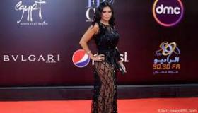 رانيا في إطلالة مثيرة.. فستان أبيض مكشوف من الصدر