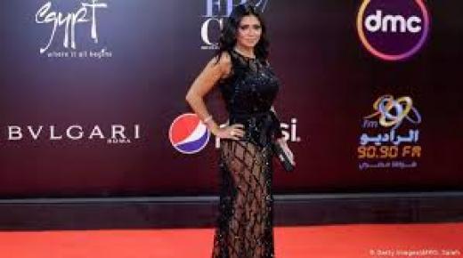 رانيا في إطلالة مثيرة.. فستان أبيض مكشوف من الصدر