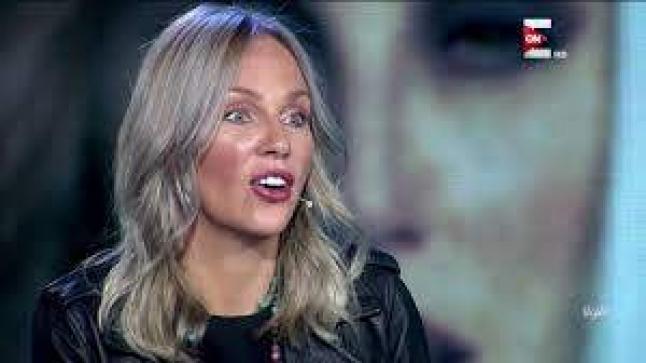 شيرين رضا تحضن قطة: دعونا نحب ونحترم كل الحيوانات