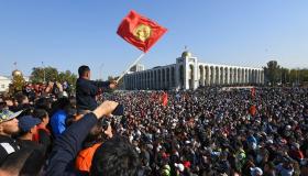 سيطرة المعارضة في قيرغيزستان على مقرات سيادية عديدة