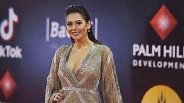 لقاء الخميس من داخل “جيم” تستعرض لياقتها.. وأسماء جلال: “عاش”