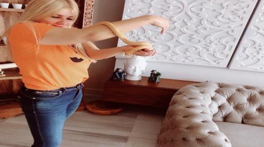 ندى بسيوني تمسك بثعبان: أجمل لوسي