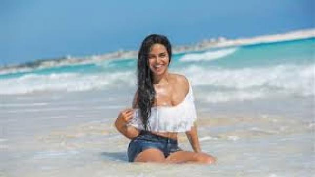 إطلالات فنانات تثير الجدل.. نسرين أمين بكاش مايوة وجوهرة بمايوة ملفط